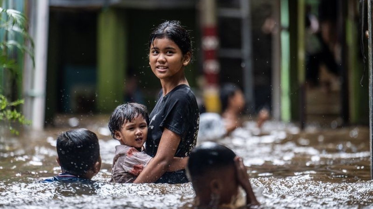 Gubernur DKI Jakarta Pramono Anung Wibowo menyoroti kebiasaan buang sampah sembarangan dan bangunan liar sebagai pemicu utama Banjir Jakarta, di samping cuaca ekstrem. Simak langkah konkret Pemprov DKI dalam menanggulangi bencana ini.