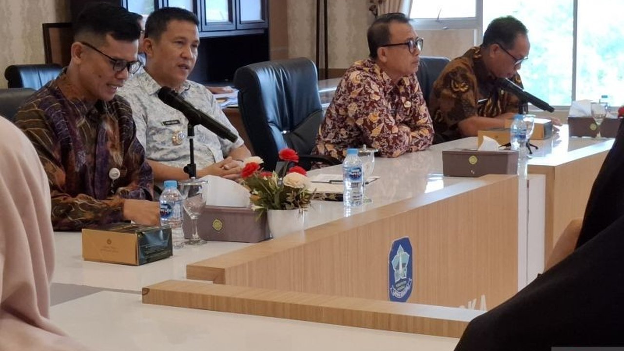 Perum Bulog Cabang Bangka memastikan ketersediaan 1.800 ton stok beras guna memenuhi kebutuhan masyarakat Bangka menjelang perayaan Imlek dan Ramadhan 1447 Hijriah, sekaligus menstabilkan harga pangan.