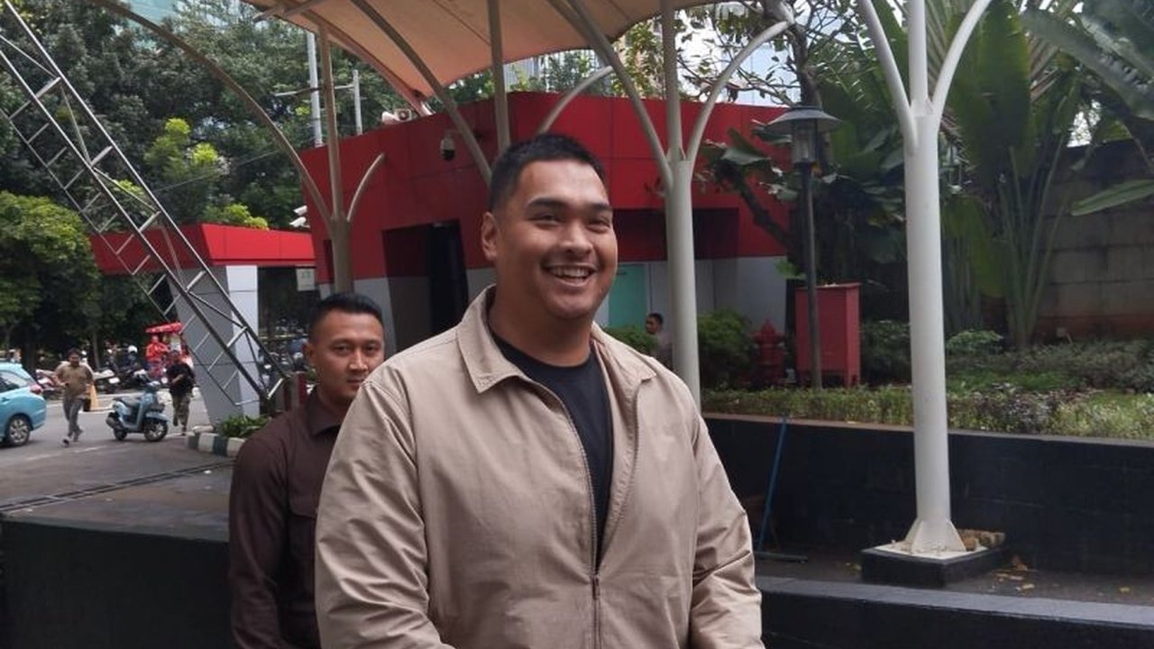 Mantan Menpora Dito Ariotedjo memenuhi panggilan Komisi Pemberantasan Korupsi (KPK) sebagai saksi dalam kasus dugaan korupsi penentuan kuota haji 2023-2024, menimbulkan pertanyaan terkait keterlibatannya.