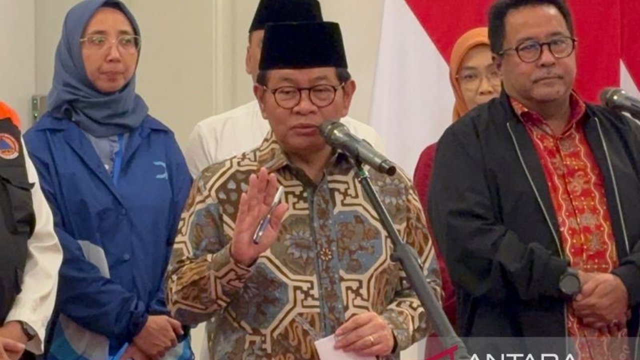 Gubernur DKI Jakarta Pramono Anung Wibowo menanggapi kritik terkait penanganan banjir Jakarta yang dinilai kurang maksimal, menekankan strategi modifikasi cuaca dan normalisasi kali.