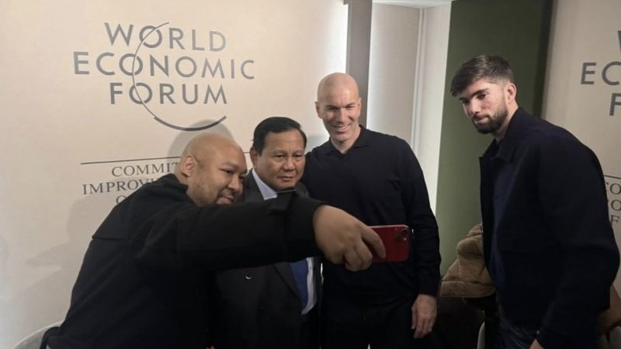 Presiden Prabowo Subianto membagikan momen pertemuannya dengan legenda sepak bola Zinedine Zidane dan putranya Theo di Davos, Swiss, di sela agenda WEF 2026.