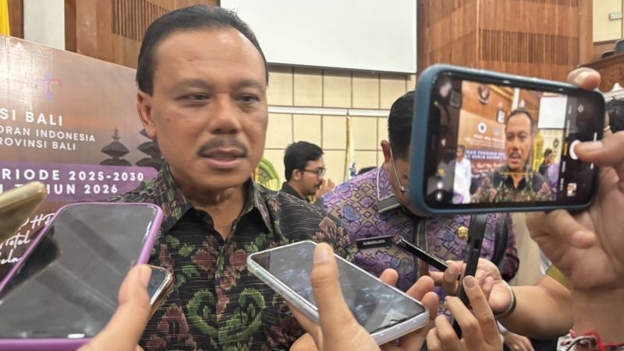 Sekretaris Daerah Bali Dewa Made Indra mengimbau masyarakat untuk tidak panik dengan penetapan Status Siaga Bencana Bali hingga akhir Februari 2026, menegaskan bahwa ini adalah prosedur administratif untuk kesiapsiagaan.