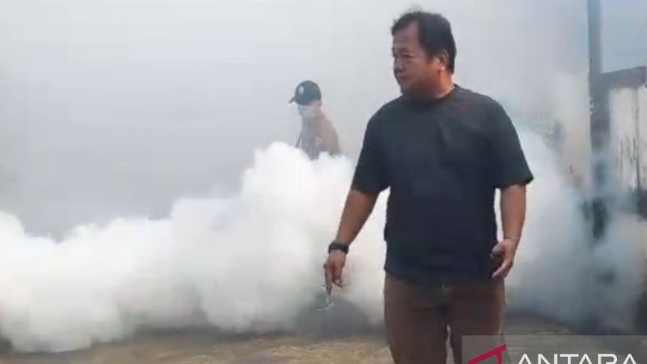 Pemerintah Kota Palembang serius tangani Demam Berdarah Dengue (DBD) dengan program pengasapan gratis. Inisiatif ini diharapkan mampu menekan angka kasus DBD di Palembang dan menjaga kesehatan masyarakat.
