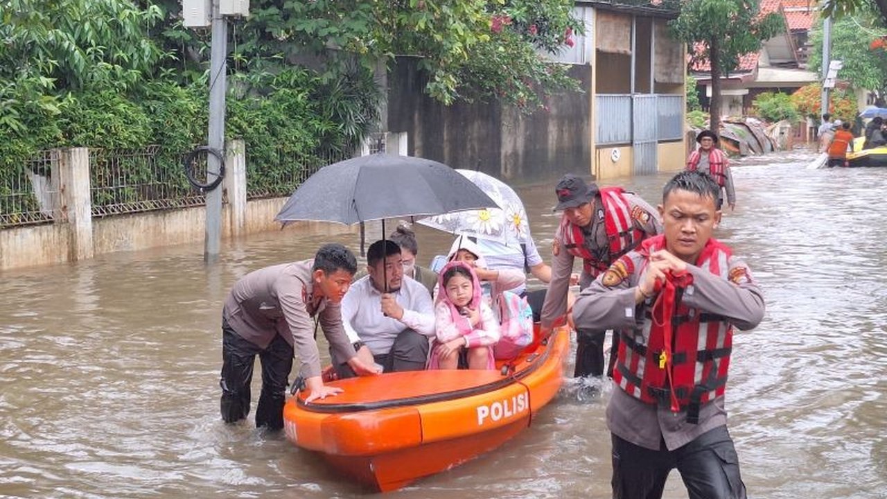 Banjir Jakarta kembali melanda sejumlah wilayah, memaksa warga Pondok Karya menggunakan perahu untuk mobilitas harian, termasuk berangkat kerja, menyoroti tantangan adaptasi di tengah genangan air.