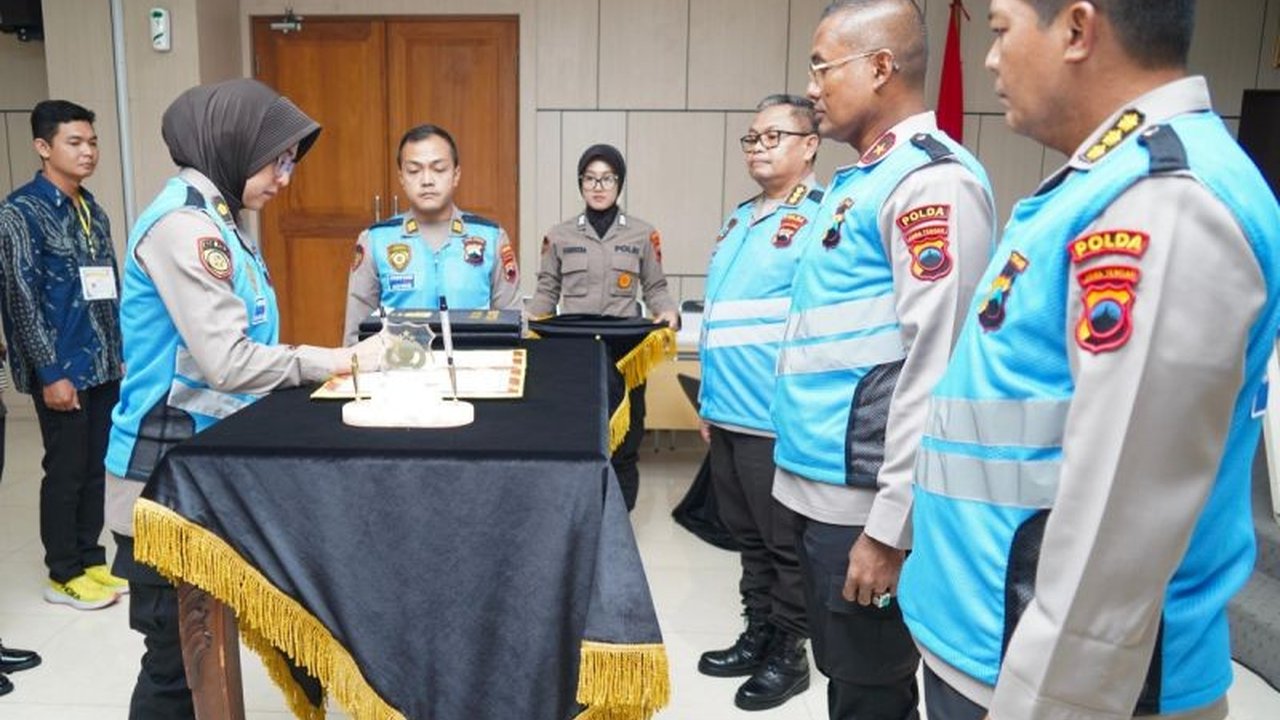 Komitmen Polri dalam menjaga kepercayaan publik diwujudkan melalui penandatanganan Pakta Integritas SIPSS Polri oleh petugas seleksi Polda Jateng, demi rekrutmen yang transparan dan berintegritas.