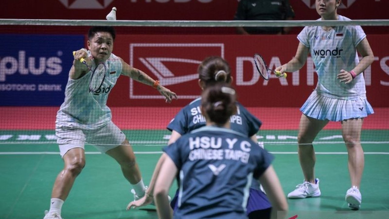 Ganda putri andalan Indonesia, Apriyani Rahayu/Lanny Tria Mayasari, berhasil melaju ke semifinal Indonesia Masters 2026 setelah melewati pertandingan sengit dan ujian mental di hadapan publik Istora. Simak bagaimana mereka menaklukkan lawan dan persiapan.