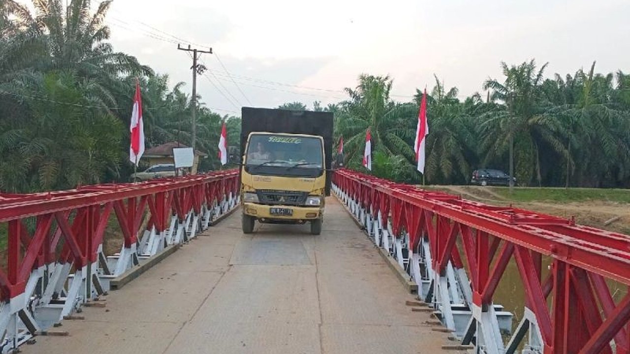 Satgas Penanggulangan Bencana Alam Kodam I/BB berhasil merampungkan pembangunan Jembatan Bailey Langkat yang menghubungkan antardesa, mempercepat pemulihan akses transportasi pascabencana.