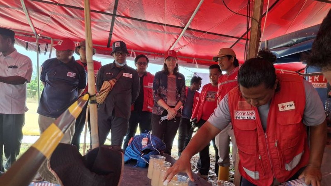 Federasi Internasional Palang Merah dan Bulan Sabit Merah (IFRC) memastikan ketersediaan air bersih bagi pengungsi di Aceh Tamiang tetap aman melalui Camp WASH, upaya vital untuk kesehatan dan martabat mereka.