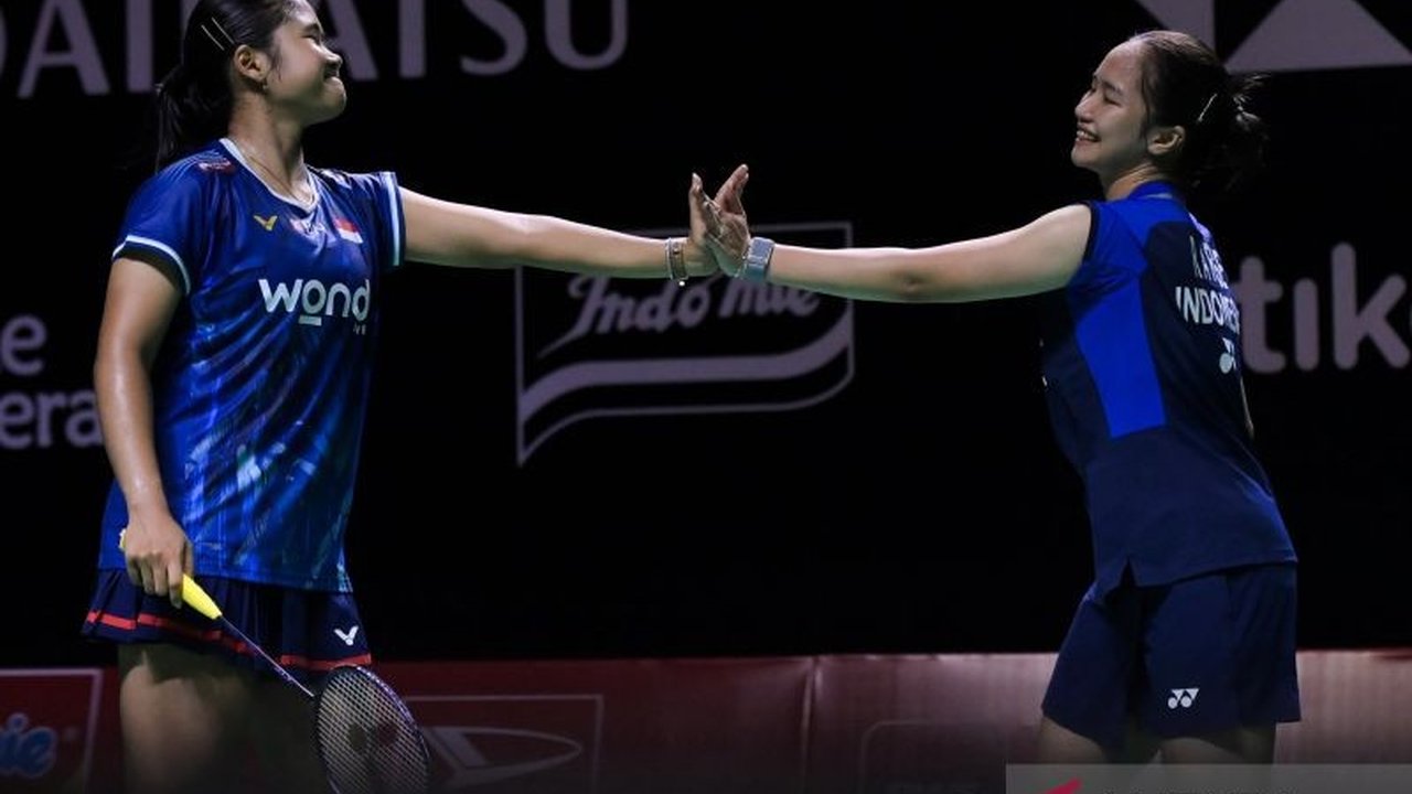 Pasangan ganda putri Indonesia, Apriyani Rahayu/Lanny Tria Mayasari dan Rachel Allessya Rose/Febi Setianingrum, sukses amankan tiket semifinal Indonesia Masters 2026, menunjukkan performa gemilang di kandang sendiri.
