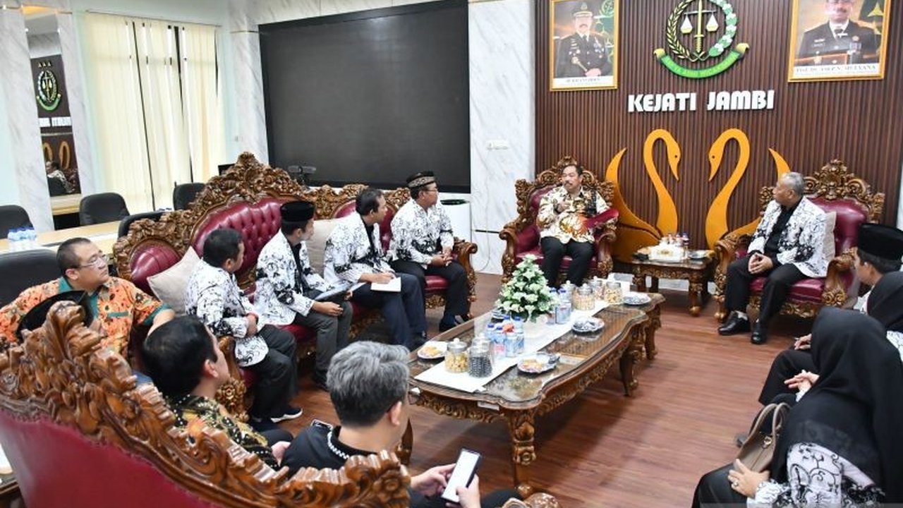 Kejaksaan Tinggi Jambi dan PGRI Provinsi Jambi berkolaborasi untuk memastikan perlindungan hukum guru, memberikan rasa aman bagi pendidik dalam menjalankan tugas mulia mereka.