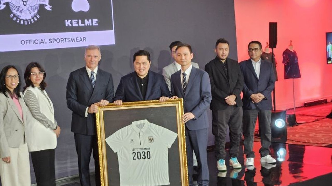 PSSI resmi menggandeng Kelme, produsen apparel asal Spanyol, untuk penyediaan jersi Timnas Indonesia hingga 2030. Simak detail kerja sama strategis ini yang akan membawa perubahan pada seragam Garuda.