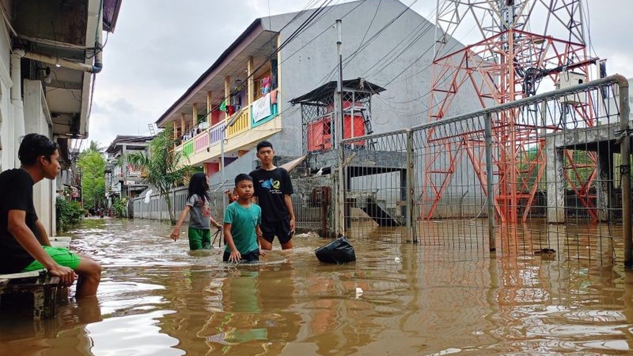 Banjir Cipinang Melayu di Jakarta Timur kembali melanda dengan ketinggian hingga 170 cm akibat luapan Kali Sunter, memaksa warga mengungsi dan menyulitkan aktivitas.