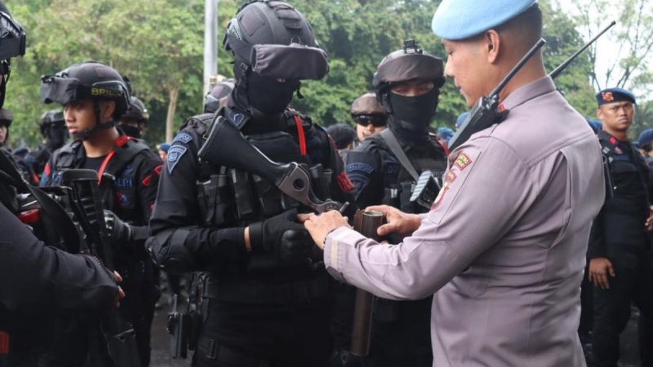 Polres Metro Jakarta Pusat mengerahkan 1.300 personel gabungan untuk Pengamanan Pertandingan Persija vs Madura di SUGBK, memastikan laga berjalan aman dan tertib.