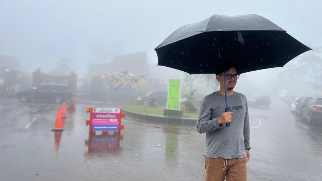 BMKG memperkirakan potensi hujan sedang hingga lebat di Jabodetabek seminggu ke depan, meningkatkan kewaspadaan terhadap Banjir Jakarta dan mendorong Pemprov terapkan WFH.