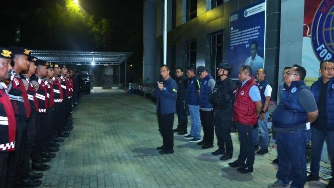 BNN RI memperkuat upaya berantas narkotika di wilayah perbatasan, khususnya Batam, melalui operasi terpadu P4GN. Sinergi lintas lembaga ini berhasil mengungkap sejumlah kasus peredaran gelap narkotika dan melakukan penindakan di tempat hiburan malam.