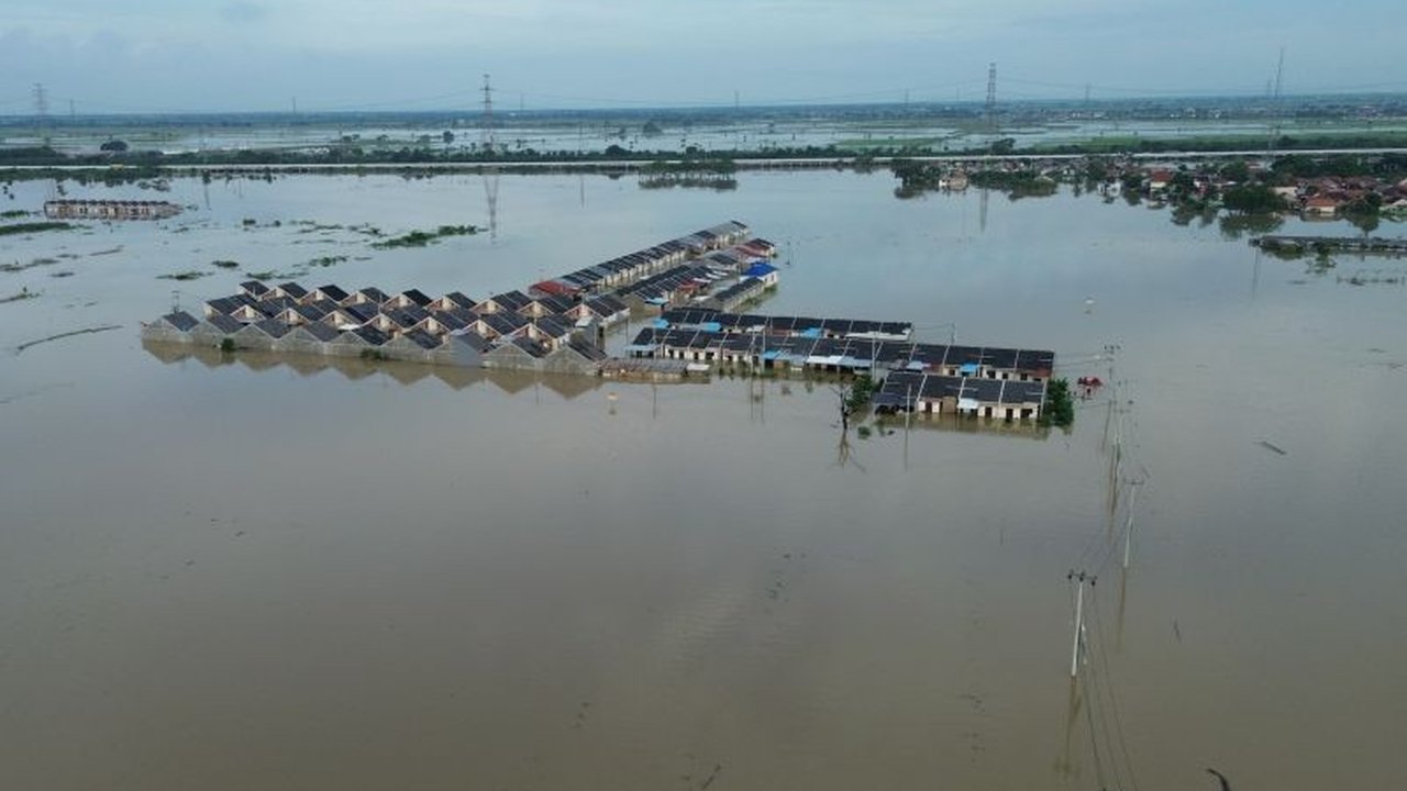 Hujan deras tanpa henti kembali melanda, Pemkab Bekasi sigap menambah titik pengungsian untuk mengoptimalkan evakuasi ribuan korban Banjir Bekasi yang meluas.
