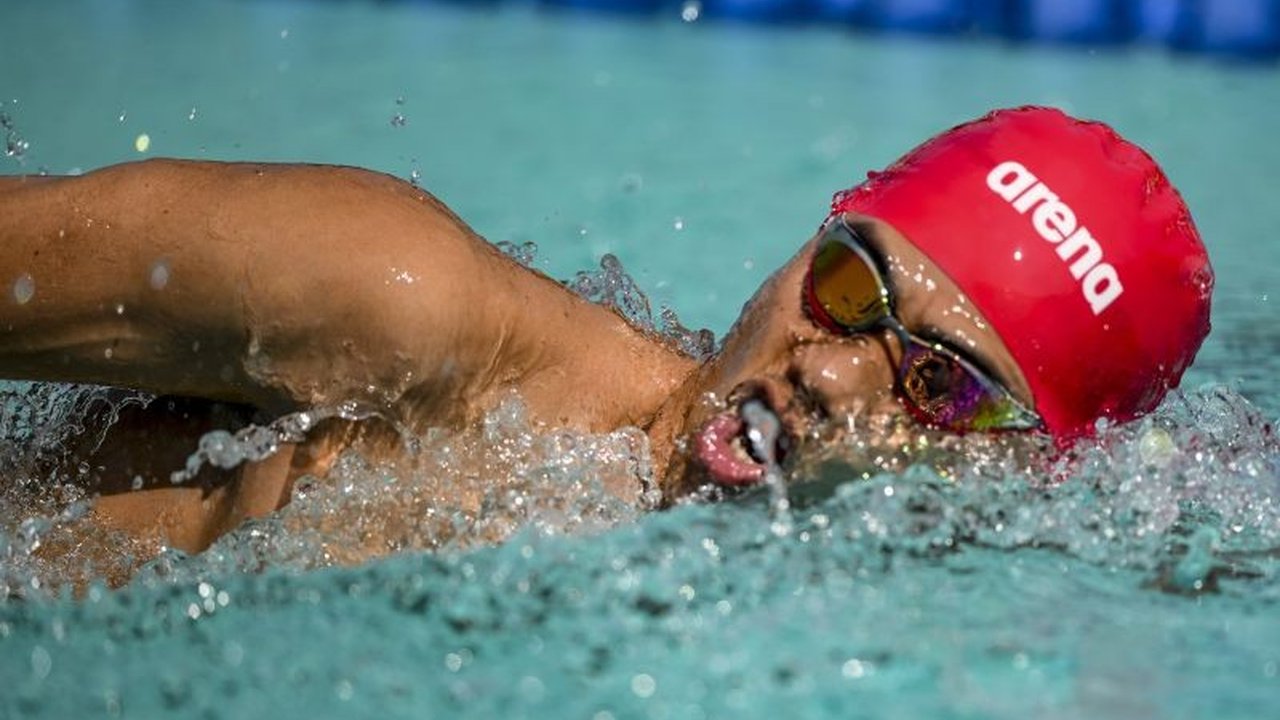 Atlet para renang kebanggaan Indonesia, Jendi Pangabean, berhasil menyumbangkan dua medali emas di ajang ASEAN Para Games 2025 Thailand, mengukuhkan dominasi kontingen Merah Putih dengan total 16 medali dari cabang olahraga ini.