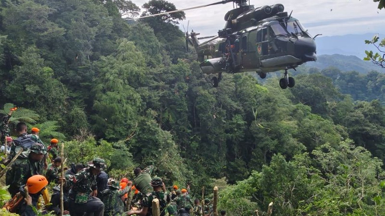 Tim SAR gabungan Basarnas Temukan Korban ATR 42-500 dalam 10 paket di pegunungan Bulusaraung, Pangkep, Sulawesi Selatan, pada hari ketujuh operasi pencarian.