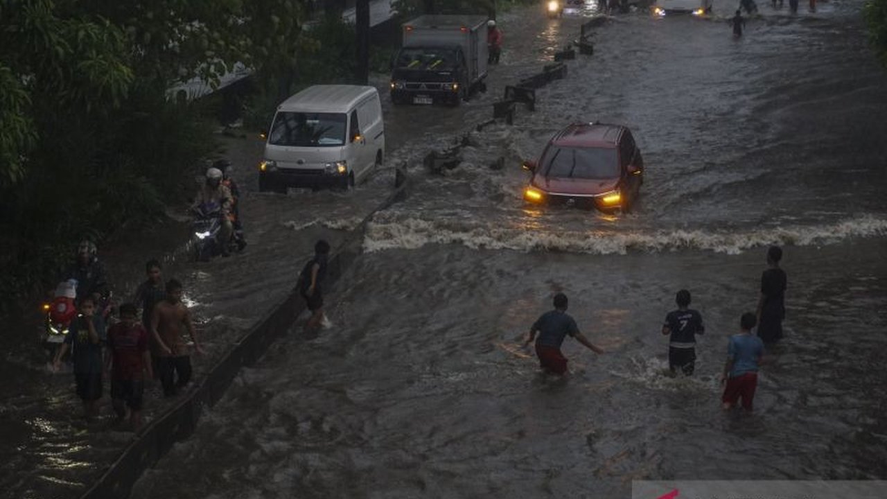 PT Transportasi Jakarta (Transjakarta) menghentikan sementara operasional sejumlah rute bus dan Mikrotrans akibat Transjakarta banjir di Rawa Buaya, Grogol, dan Jakarta Utara. Simak rute terdampak!