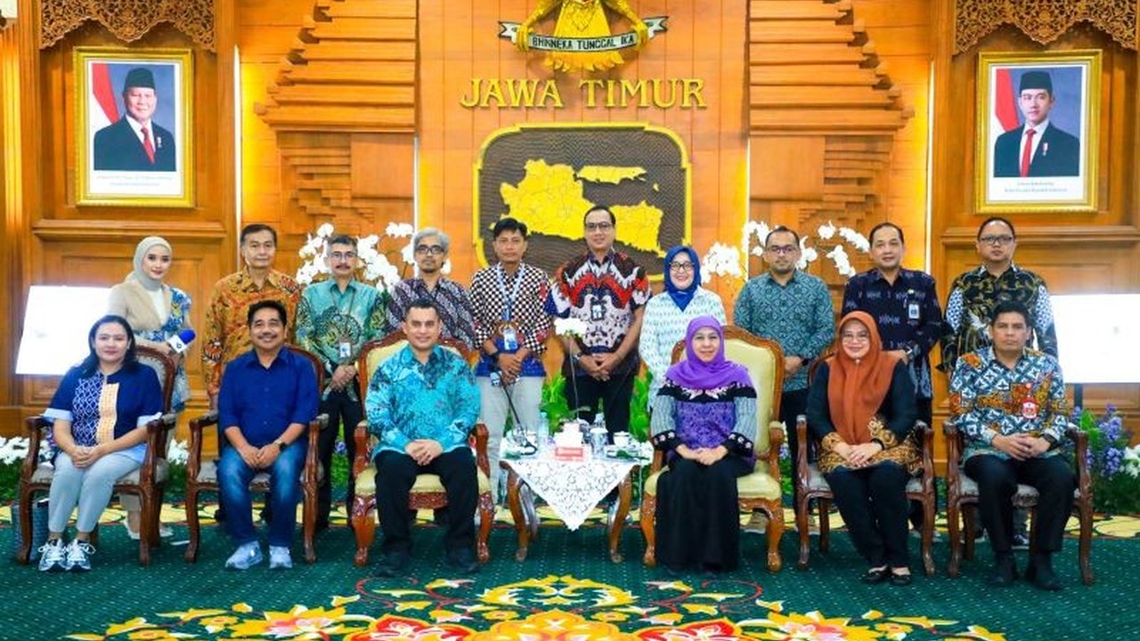 Gubernur Khofifah Indar Parawansa mengajak TVRI, pemerintah daerah, TNI, dan Polri bersinergi menyukseskan siaran serta rangkaian kegiatan FIFA Piala Dunia 2026, khususnya di Jawa Timur.
