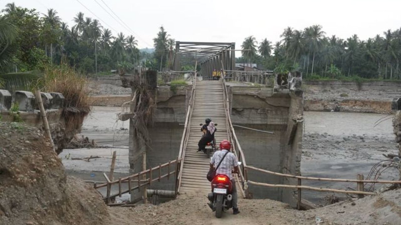 Pasca banjir dan longsor, Kementerian Pekerjaan Umum (Kemen PU) bergerak cepat siapkan langkah darurat tangani Penanganan Jalan Terputus Aceh di Kecamatan Jeumpa, prioritas utamanya konektivitas.