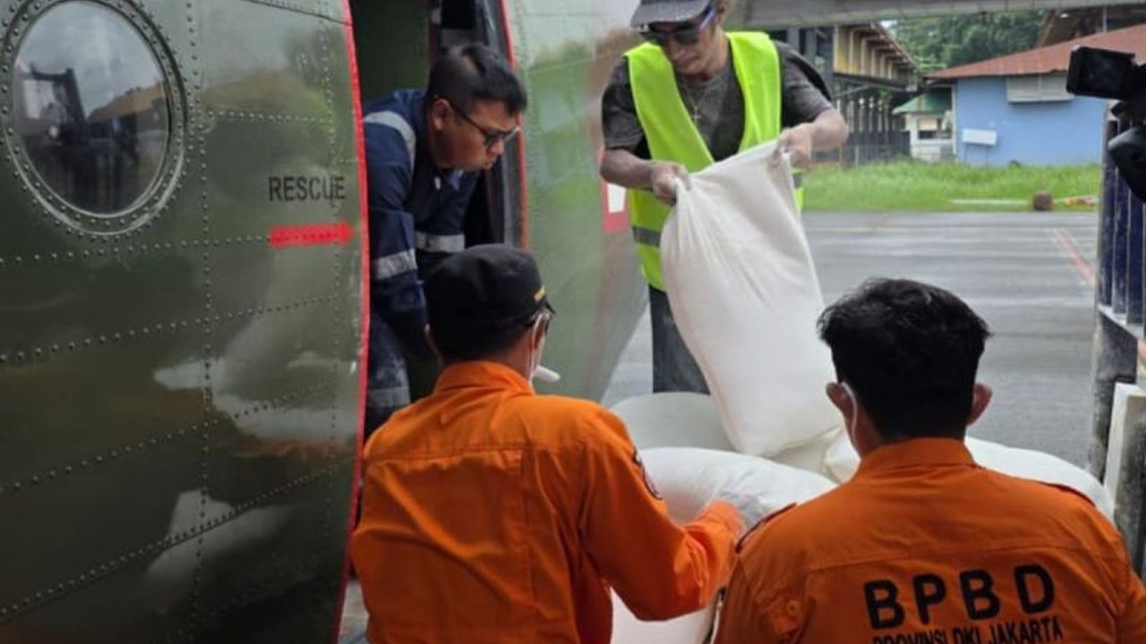 Petugas gabungan melancarkan Operasi Modifikasi Cuaca Jakarta dengan menyemai 8 kuintal Kalsium Oksida (CaO) pada Jumat pagi untuk mempercepat pertumbuhan awan, sebagai upaya mitigasi potensi hujan lebat hingga ekstrem di ibu kota.