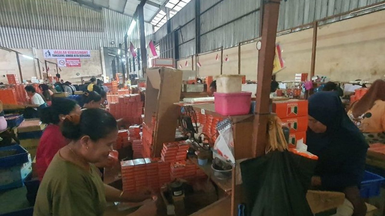 Kebijakan penambahan layer cukai rokok menuai pro dan kontra. Peneliti menilai memiliki dasar teoritis yang sah untuk memperluas basis pemungutan, namun industri khawatir akan dampak negatif terhadap keberlangsungan usaha legal.