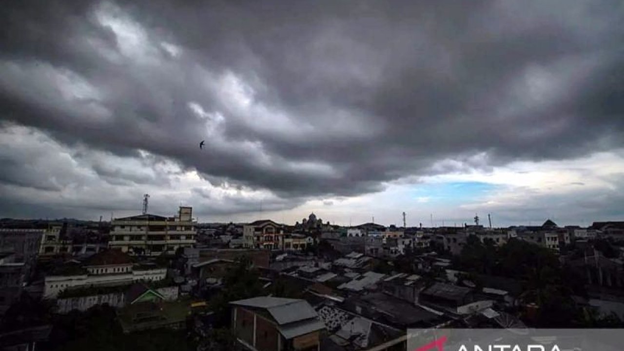 Masyarakat Aceh diimbau untuk waspada terhadap potensi hujan lebat yang diprediksi mengguyur wilayah ini hingga akhir tahun, meningkatkan risiko bencana hidrometeorologi seperti banjir dan longsor.