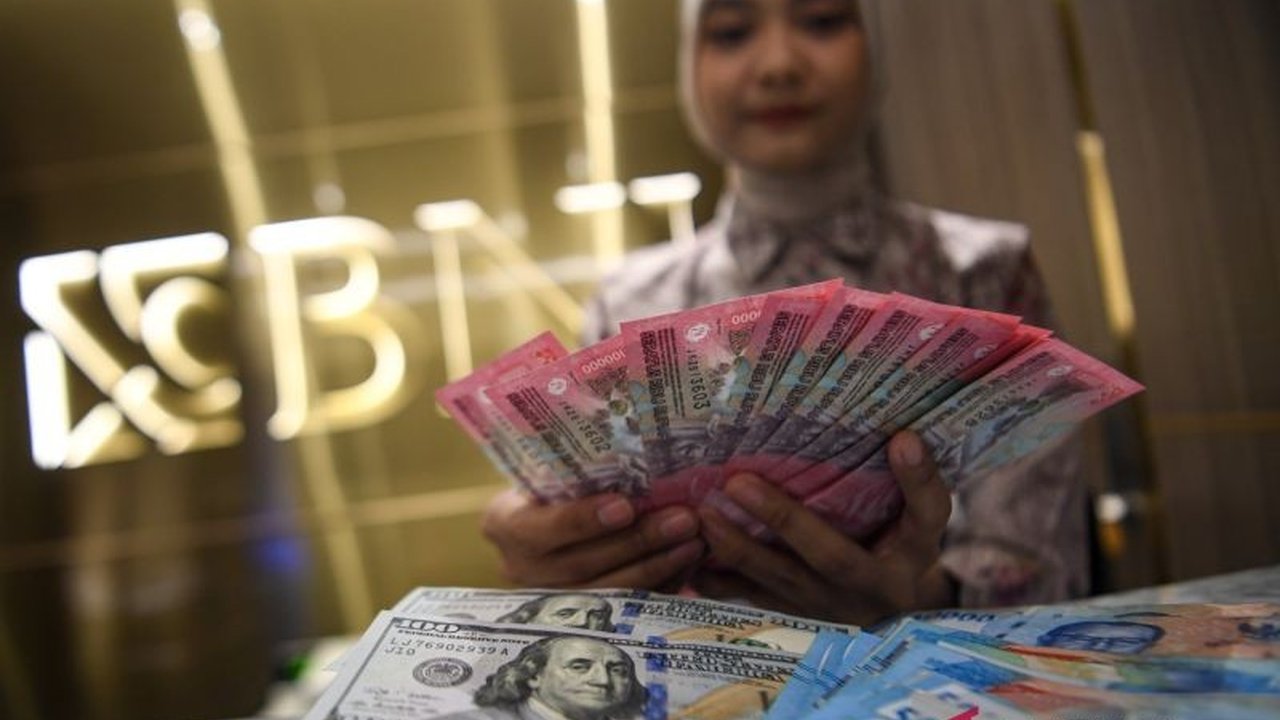 Rupiah menguat tajam di awal perdagangan Jumat, dipicu isyarat Presiden AS Donald Trump tak serang Greenland. Ini memberikan angin segar bagi pasar keuangan global.