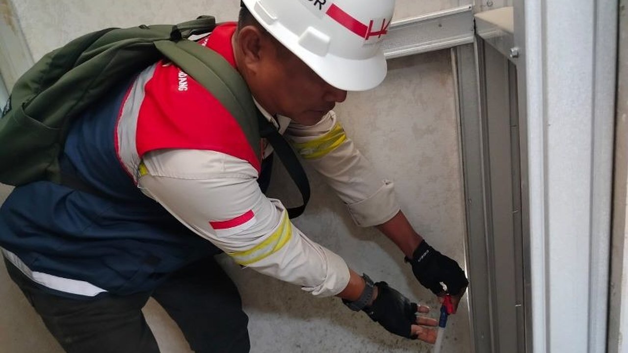PT Hutama Karya (Persero) sigap menyalurkan Bantuan Air Bersih bagi ribuan penyintas bencana di tiga lokasi hunian sementara Palembayan Agam, memastikan kebutuhan dasar terpenuhi. Simak selengkapnya!