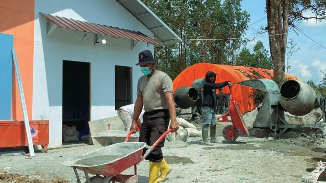 Polda Sumut melalui Satuan Brimob mengintensifkan Pembangunan Huntara Tapsel bagi korban banjir dan longsor, memastikan ketersediaan hunian sementara yang layak dan aman.