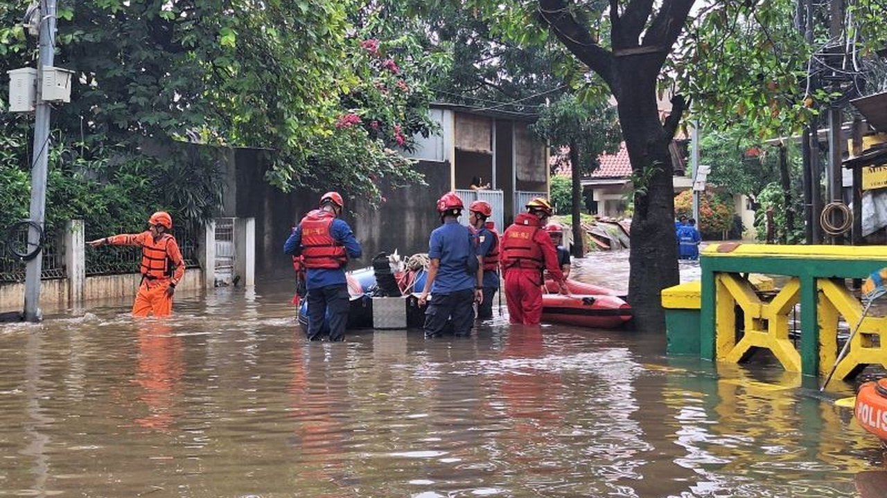 Banjir Jakarta kembali merendam Pondok Karya, Mampang Prapatan, Jakarta Selatan, pada Jumat pagi, mengakibatkan 32 KK terdampak dengan ketinggian air mencapai 80 cm.