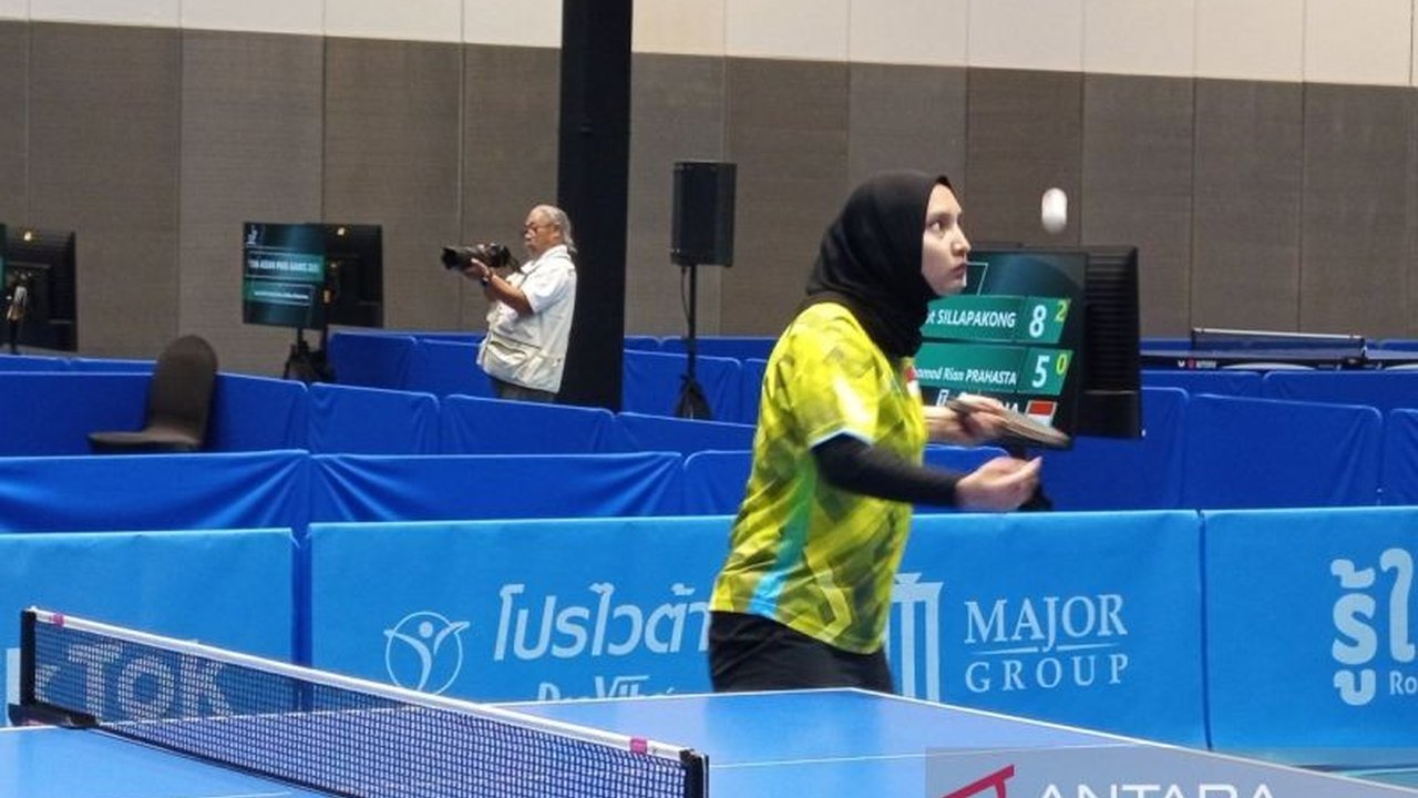 Atlet para tenis meja putri Indonesia, Sella Dwi Radayana, harus puas dengan medali perak di ASEAN Para Games 2025 Thailand setelah kalah tipis dalam pertandingan final. Kisah perjuangan gigih Sella Dwi Radayana di meja hijau patut disimak.