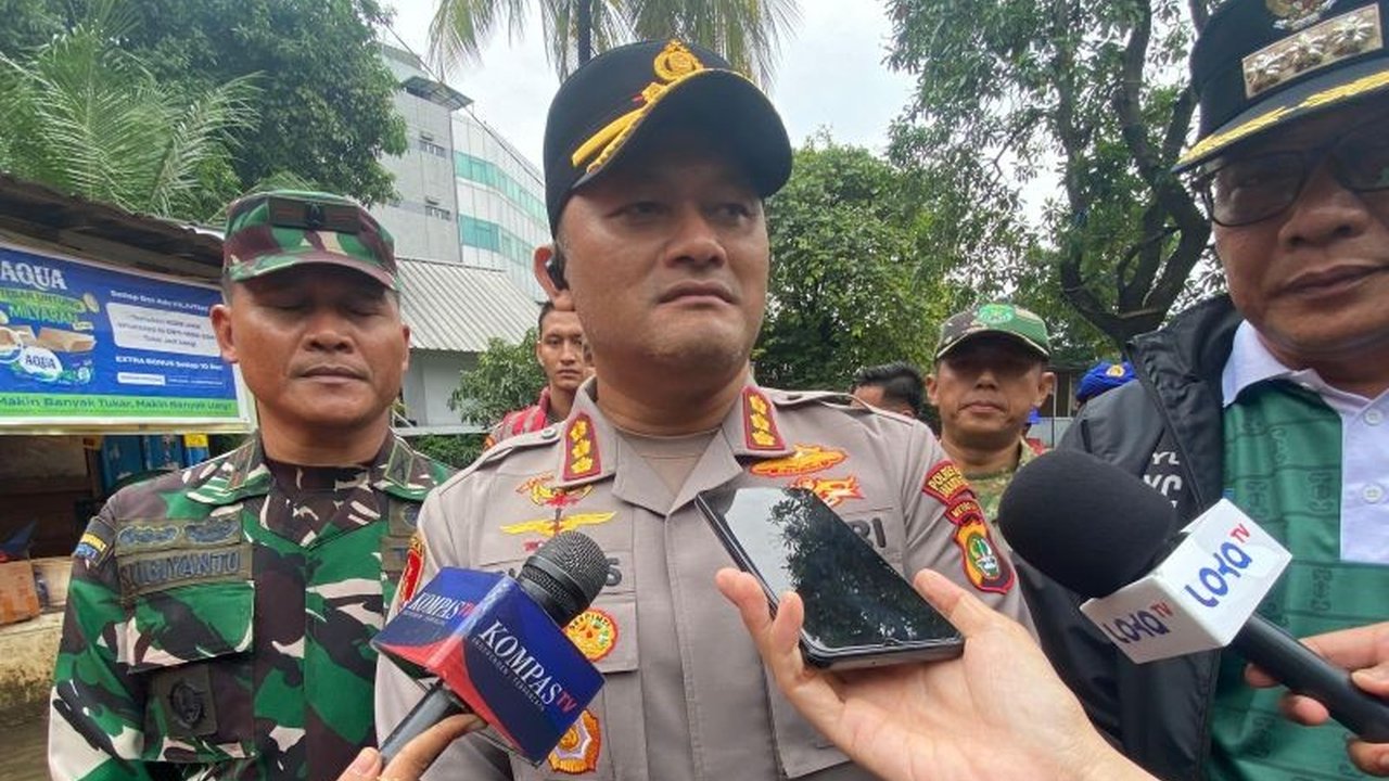 Banjir Jakarta Selatan kembali melanda sejumlah wilayah, termasuk Pondok Karya, Mampang Prapatan. Kapolres Jaksel Kombes Polisi I Putu Yuni Setiawan memimpin langsung evakuasi warga terdampak, memastikan penanganan cepat dan koordinasi antarinstansi.