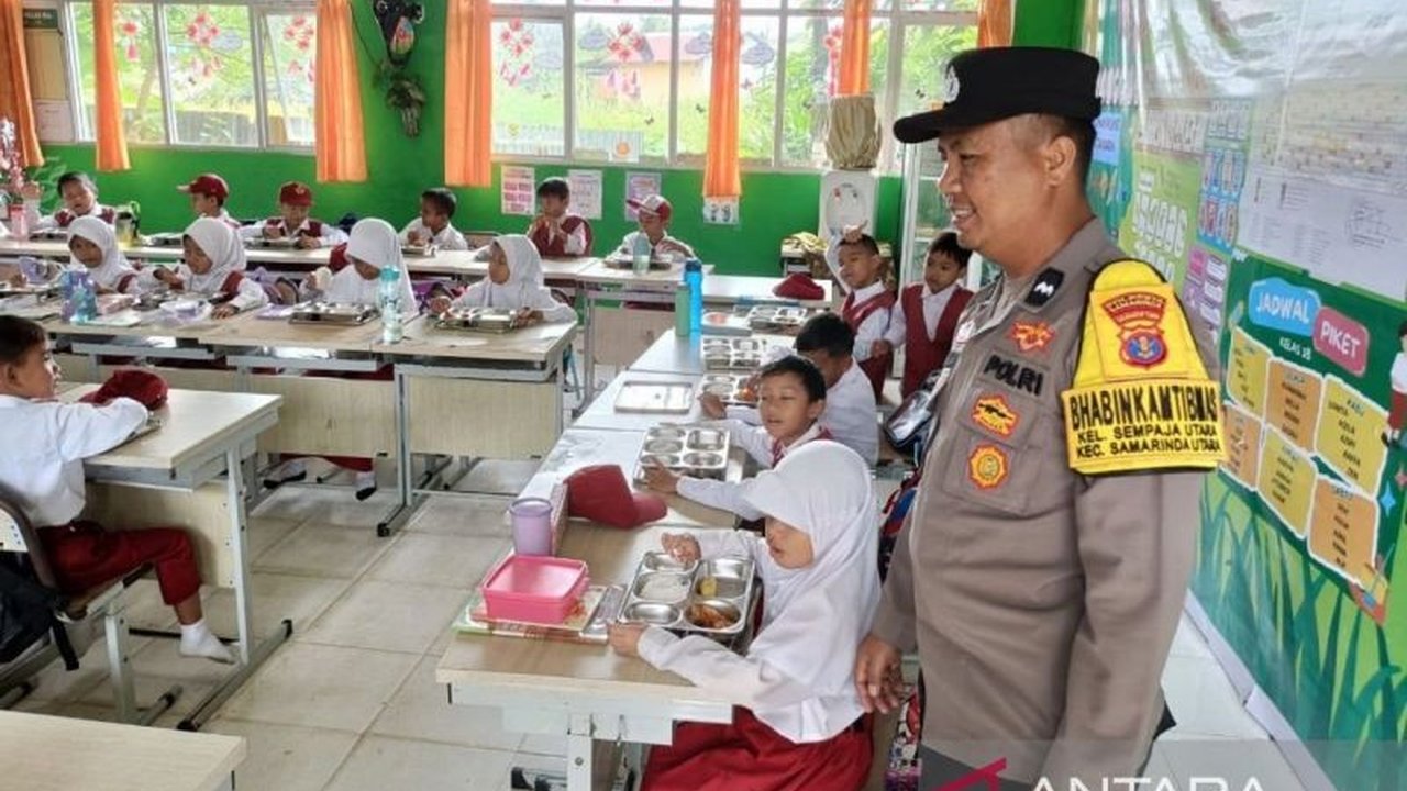 Kepolisian Sektor Sungai Pinang mengawal ketat proses **Distribusi MBG Samarinda** yang menyasar ribuan siswa, ibu hamil, dan balita, memastikan program makan bergizi gratis ini berjalan aman serta tepat sasaran.