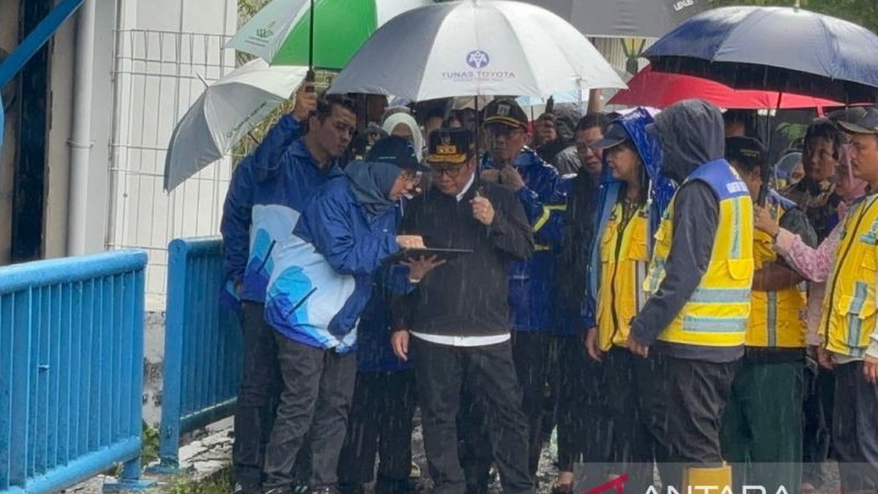 Gubernur DKI Jakarta Pramono Anung bersama Wakil Menteri Pekerjaan Umum meninjau langsung Cengkareng Drain di Jakarta Barat untuk memastikan sistem drainase berfungsi optimal dalam penanganan banjir, sekaligus memantau debit air terkini yang sempat mencap