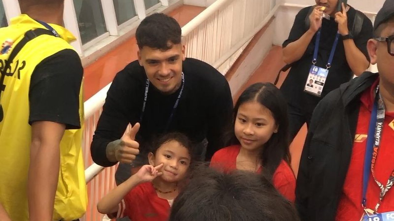 Persija Jakarta mengumumkan rekrutmen Shayne Pattynama, bek timnas Indonesia yang dikenal memiliki kemampuan bermain di banyak posisi, memperkuat skuad Macan Kemayoran.
