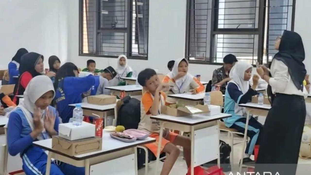 Diskominfo Kota Malang sedang merancang silabus AI dan media sosial untuk pelajar SRMP 16, bertujuan membekali siswa dengan pemahaman teknologi digital sejak dini dan mencegah dampak negatif dunia maya.