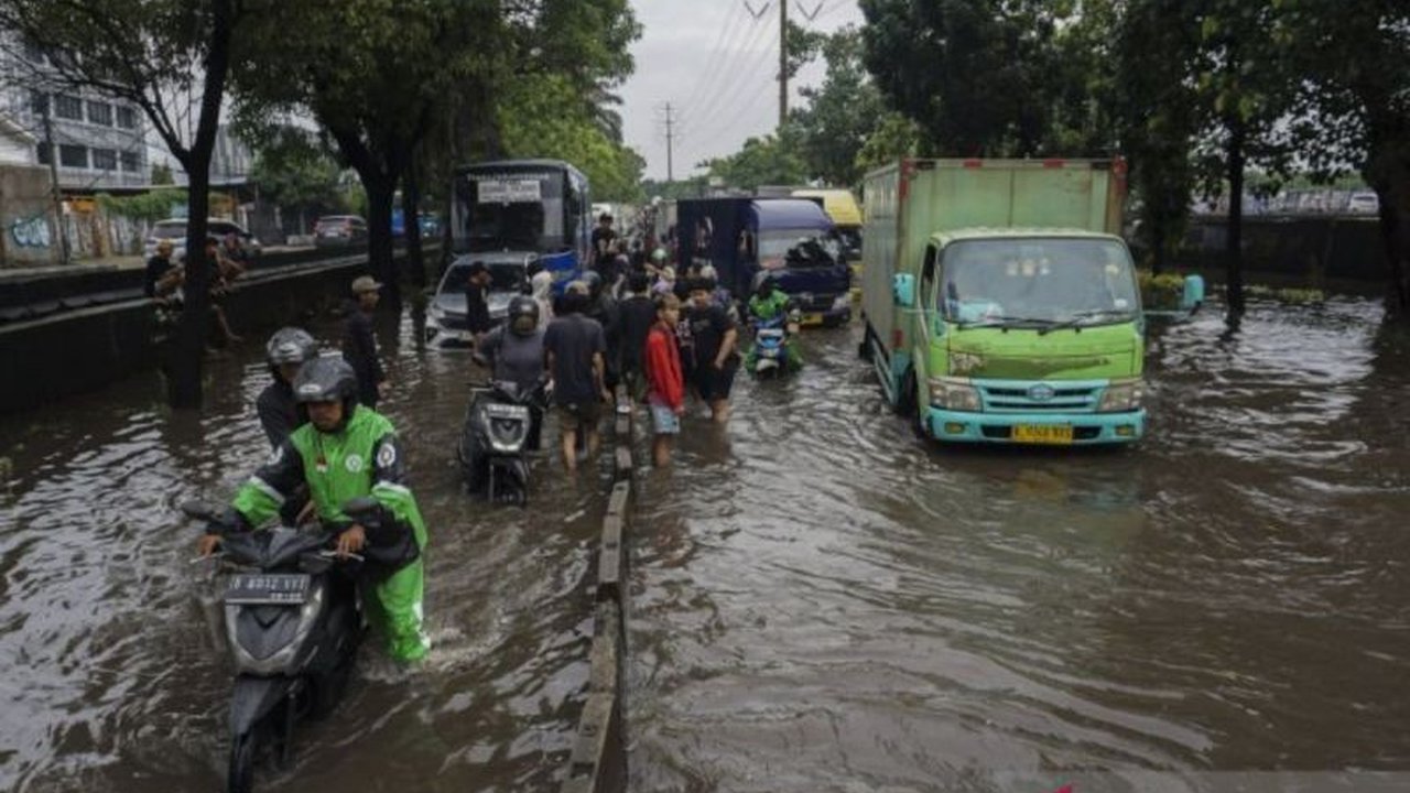 Forum Warga Kota (FAKTA) Indonesia menyoroti urgensi Adaptasi Jakarta Atasi Banjir yang terus melanda Ibu Kota. Apa saja penyebab dan solusi fundamentalnya?