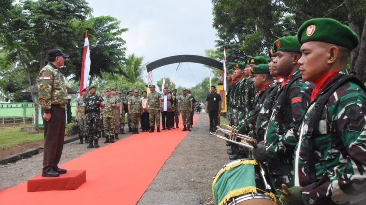 Menteri Pertahanan RI menekankan pentingnya Jati Diri Prajurit TNI sebagai tentara rakyat yang hadir dan bermanfaat bagi masyarakat, serta profesionalisme dalam menjaga kedaulatan negara.