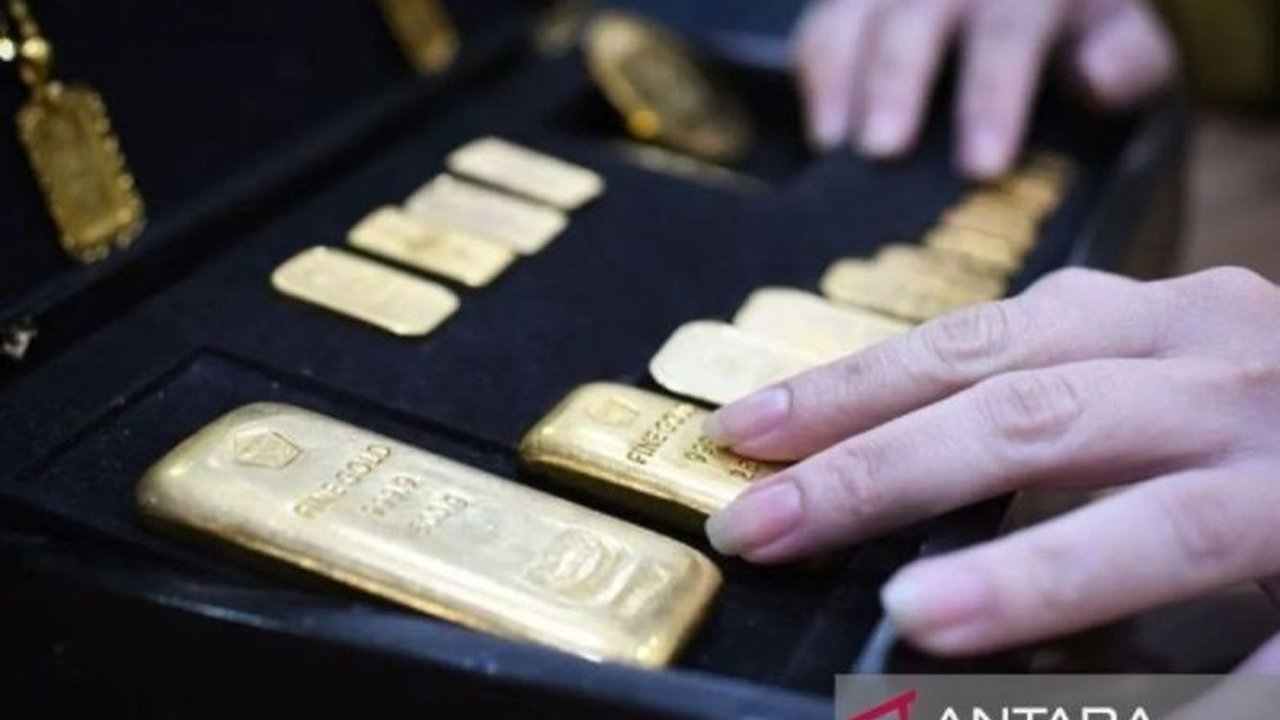 Ekonom memprediksi harga emas dunia akan melambung tinggi hingga Rp168 juta per troy ons pada tahun 2030, didorong oleh berbagai faktor global yang menarik perhatian investor.