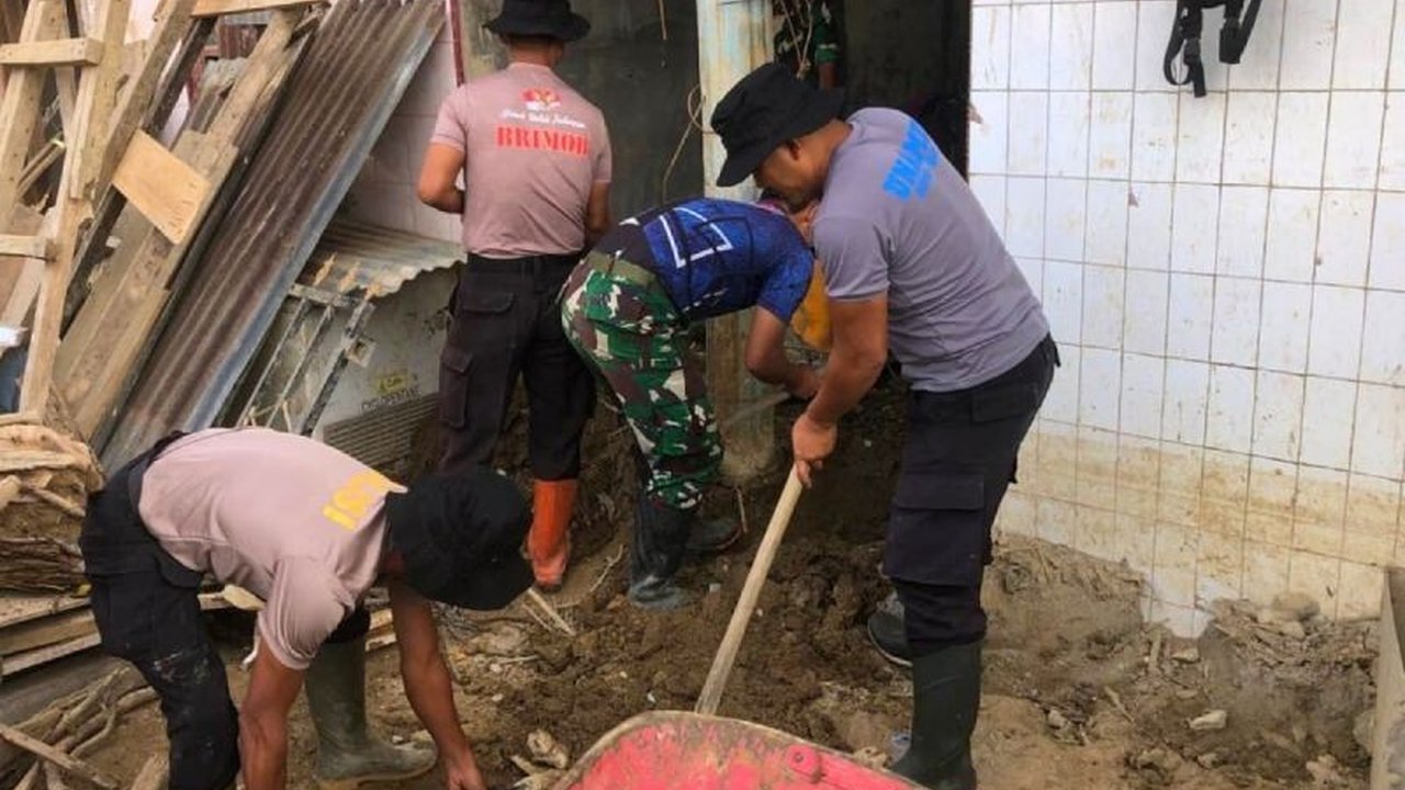 Personel Batalyon C Pelopor Satuan Brimob Polda Sumut aktif membersihkan rumah warga terdampak banjir dan longsor di Tapsel, memastikan pemulihan cepat serta bantuan konsumsi bagi masyarakat.