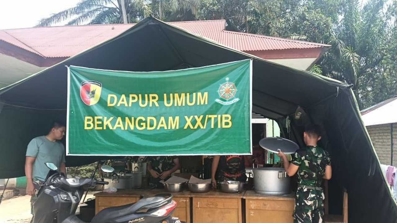Dapur Umum TNI Agam terus memastikan ketersediaan pangan bagi ratusan penyintas banjir di Kabupaten Agam, Sumatera Barat. Simak bagaimana upaya kolaborasi ini berjalan untuk membantu masyarakat terdampak.