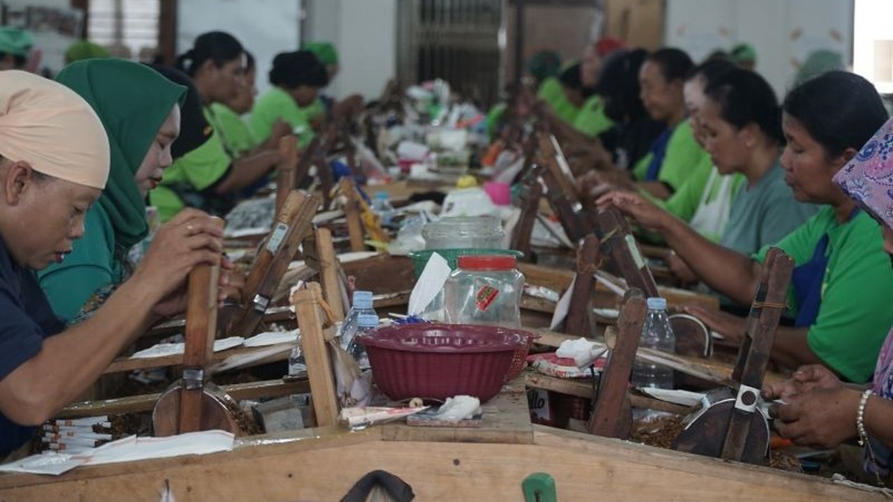 Rencana pemerintah menambah layer Cukai Hasil Tembakau (CHT) perlu dirancang hati-hati. Akademisi Unpad menyoroti penambahan layer CHT harus transisional dan berkeadilan, agar tidak memicu pasar ilegal.