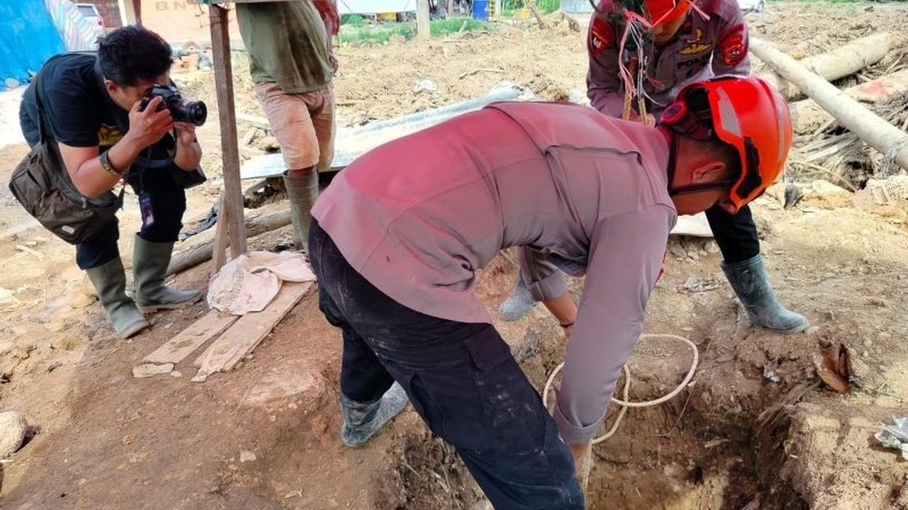 Satuan Brimob Polda Sumbar membangun 10 unit sumur galian di Kecamatan Palembayan, Agam, untuk memastikan pasokan air bersih bagi para penyintas bencana. Proyek Brimob Polda Sumbar bangun sumur galian ini menghadapi tantangan medan berbatu dan daerah keti