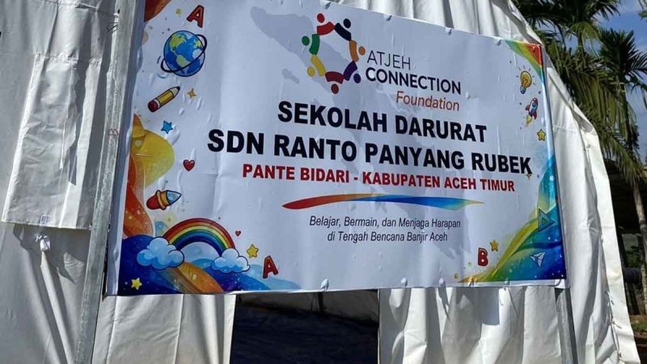 Atjeh Connection Foundation (ACF) mendirikan sekolah darurat di pedalaman Aceh Timur untuk memastikan anak-anak terdampak bencana hidrometeorologi tetap bisa belajar, meskipun gedung sekolah mereka rusak parah.
