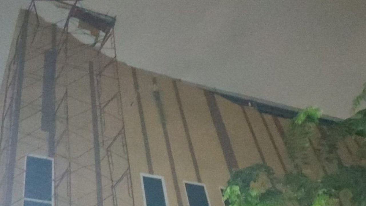 Atap GOR Serdang ambruk akibat angin kencang di Kemayoran, Jakarta Pusat, menimpa 11 sepeda motor dengan kerugian ditaksir Rp500 juta, namun dipastikan tanpa korban jiwa.