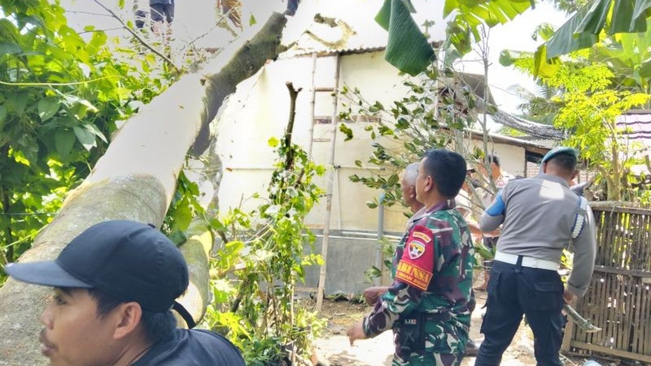 Komandan Kodim 1620/Lombok Tengah menginstruksikan seluruh Babinsa untuk sigap merespons dan mendata dampak cuaca ekstrem di wilayah binaan, memastikan keselamatan warga menjadi prioritas utama.