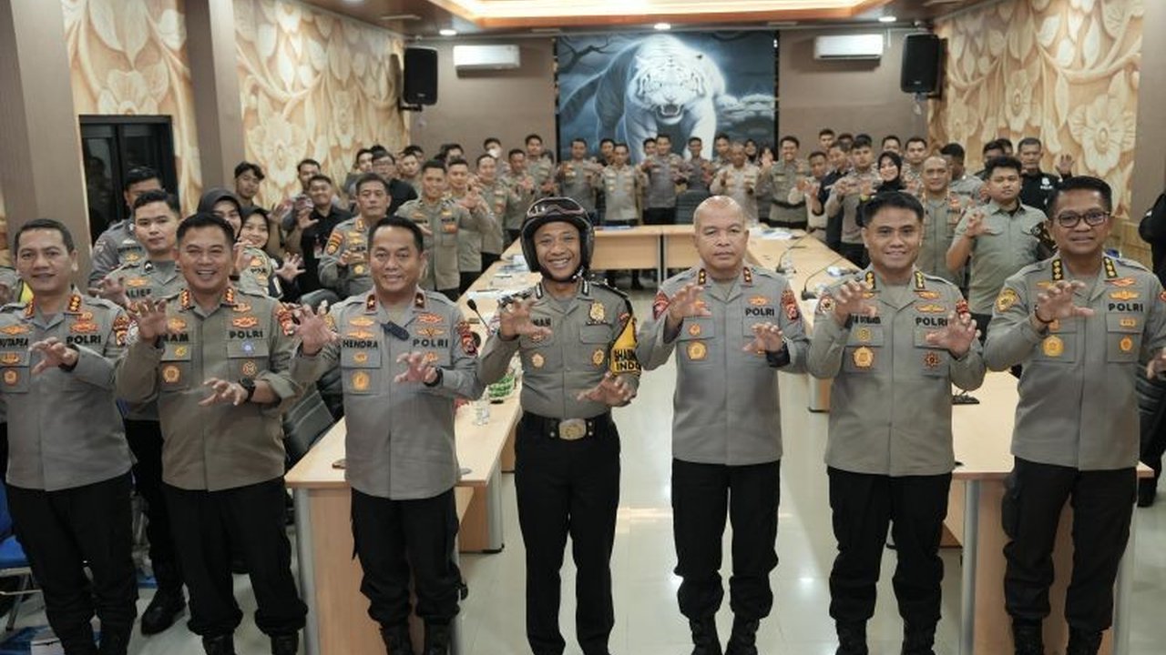 Polda Banten serius tingkatkan kapasitas Humas Polri di seluruh jajaran, memastikan komunikasi publik adaptif dan akurat di tengah derasnya arus informasi digital. Simak strategi lengkapnya!