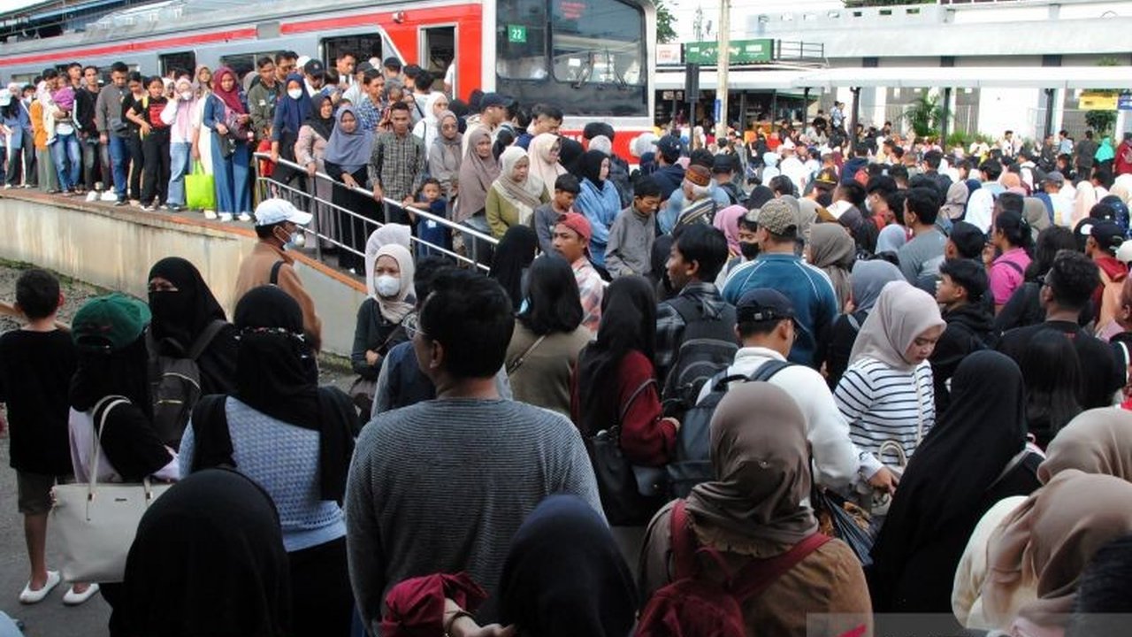 Jumlah Kelas Menengah Indonesia menurun drastis, memicu kekhawatiran terhadap stabilitas ekonomi nasional. Simak tantangan dan harapan kebijakan pemerintah untuk segmen krusial ini.